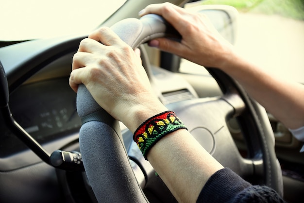 Bracelet d'amitié bricolage fait à la main avec motif drapeau Rasta et symbole de paix sur le poignet des femmes