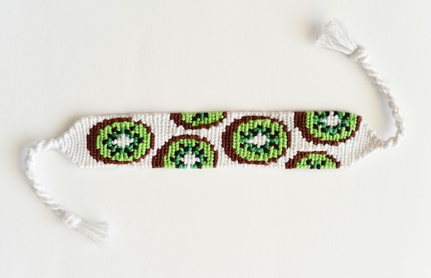 Bracelet d'amitié tissé DIY avec motif kiwi