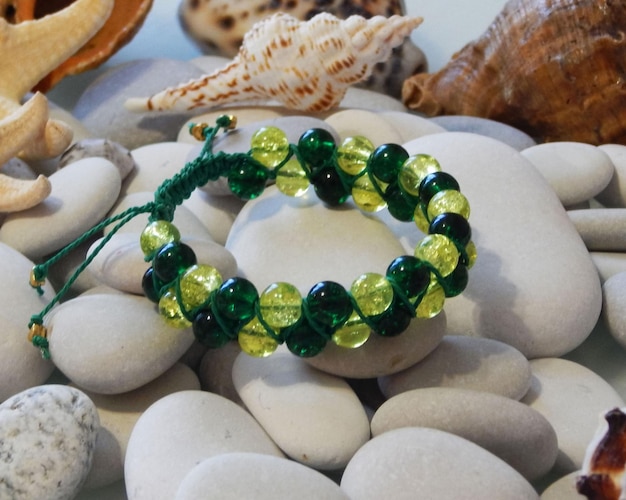 Bracelet d'amitié vert et pierres