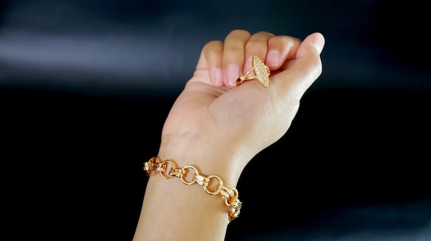 bracelet attaché à la main et la main tenant la bague