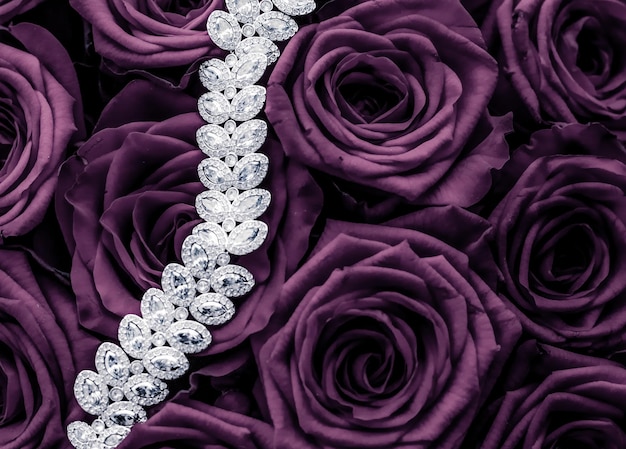 Bracelet de bijoux en diamant de luxe et cadeau d'amour de fleurs de roses pourpres le jour de la Saint-Valentin et conception de fond de vacances de marque de bijoux