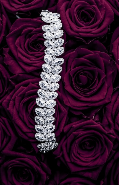 Bracelet de bijoux en diamant de luxe et cadeau d'amour de fleurs de roses pourpres le jour de la Saint-Valentin et conception de fond de vacances de marque de bijoux
