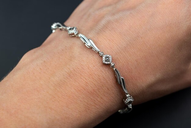 Un bracelet de bijoux en diamant sur la main d'une femme