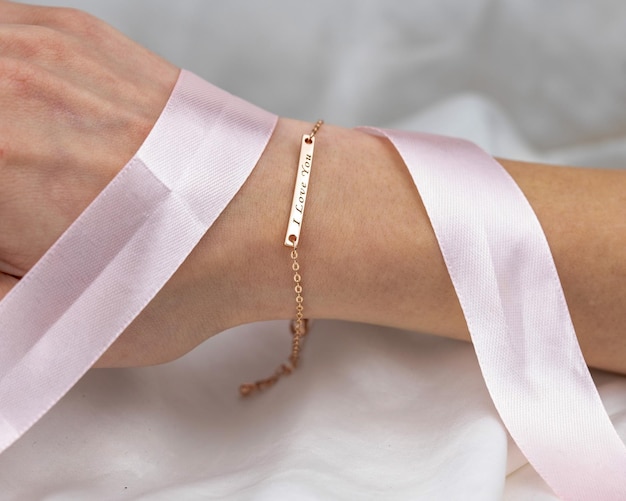 Bracelet bijoux sur fond blanc