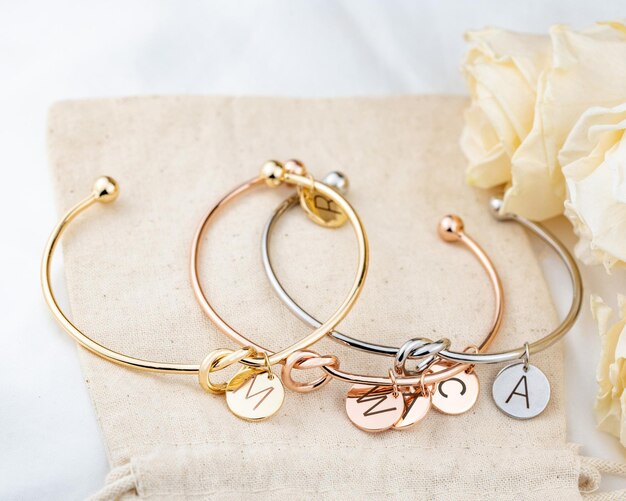 Photo bracelet bijoux sur fond blanc