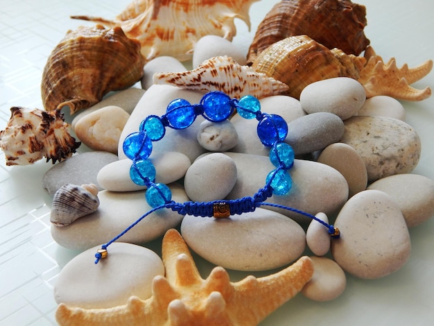 Bracelet bleu et pierres de mer