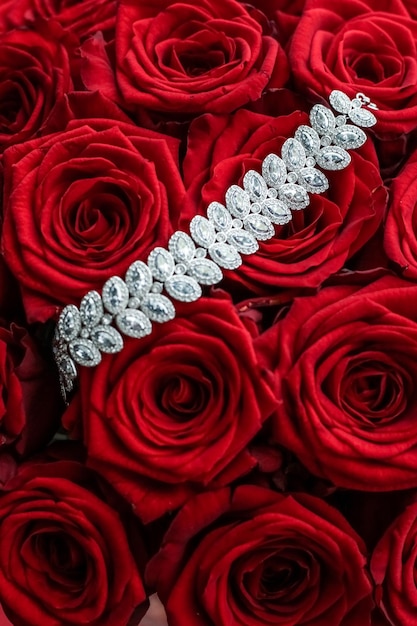 Bracelet en diamant de luxe et bouquet de bijoux de roses rouges cadeau d'amour pour la Saint Valentin et les vacances romantiques présentes