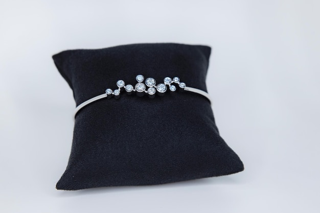 Bracelet avec diamants sur fond blanc