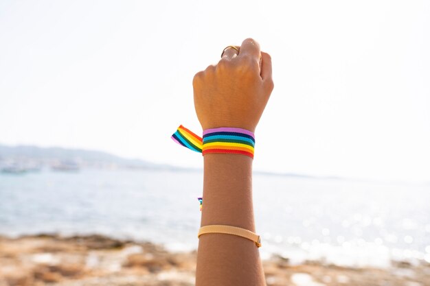 Bracelet drapeau lgtb sur la plage