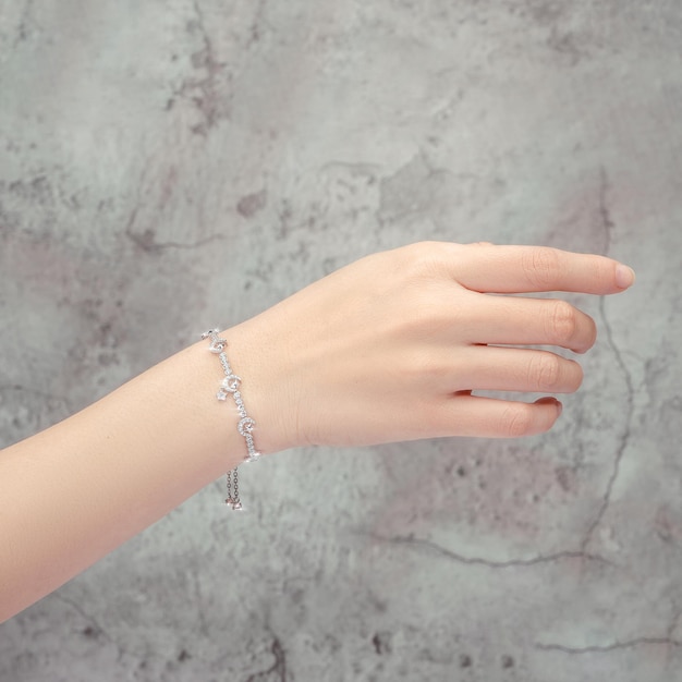 Bracelet incrusté d'un diamant sur place isolé sur fond gris