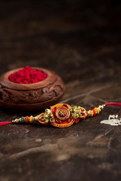 Bracelet indien Raksha Bandhan sur une table