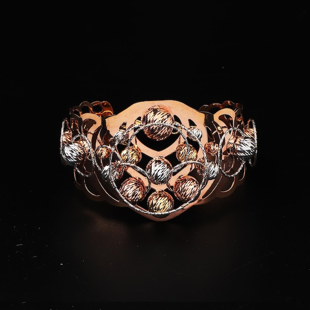 Photo bracelet italie or vintage sur fond noir design bijoux de luxe