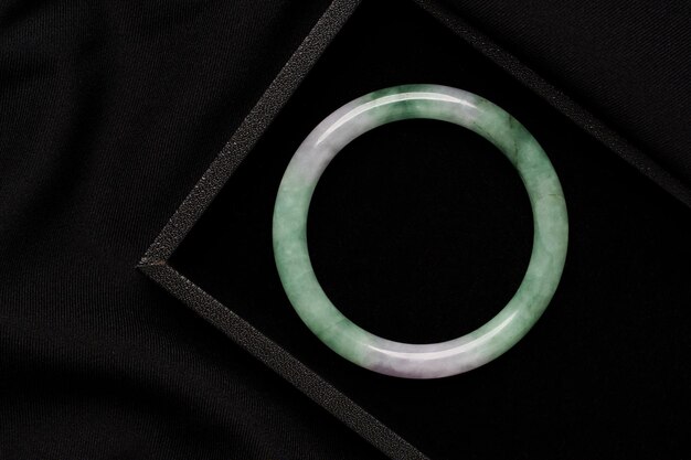 Photo un bracelet en jadeite chinois