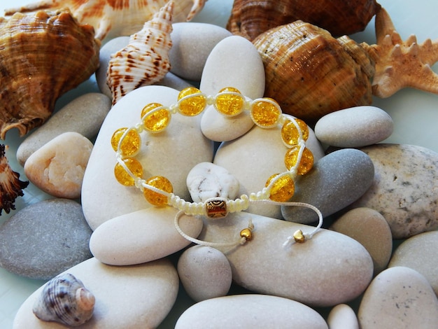 Bracelet jaune et galet de mer