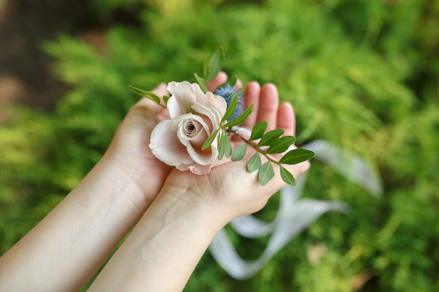 Bracelet de maintien femme pour demoiselle d'honneur en rose fraîche