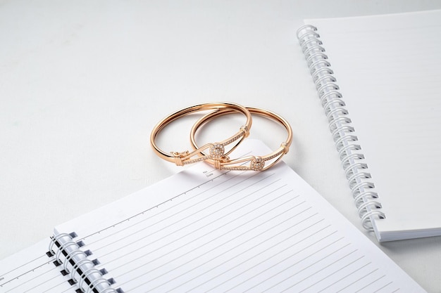 Bracelet en or sur le bureau blanc