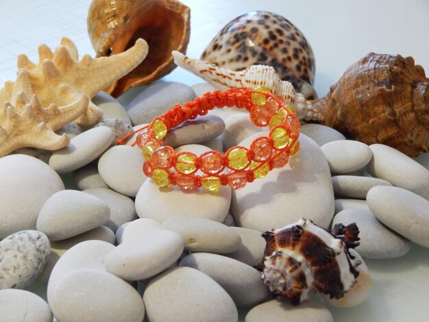 Bracelet orange sur un blanc