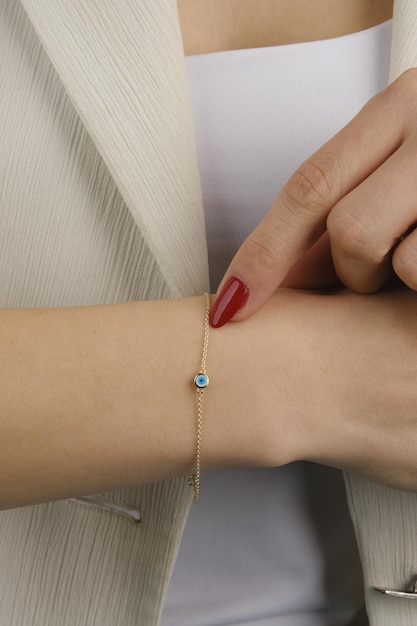 un bracelet avec une perle de saphir bleu dessus et un bracelet de perles dessus