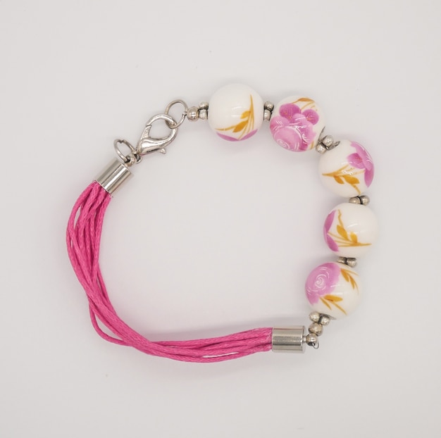 Photo bracelet de perles en céramique blanche et rose sur fond blanc