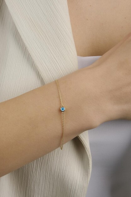 un bracelet avec un saphir bleu dessus