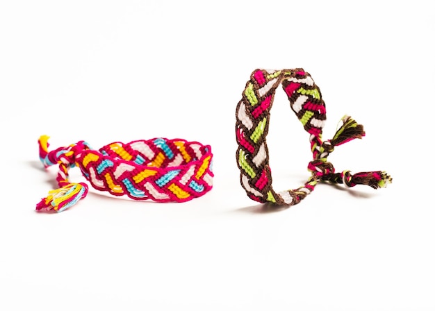 Bracelets d'amitié DIY tissés multicolores faits à la main à partir de fils brillants brodés avec des nœuds isolés