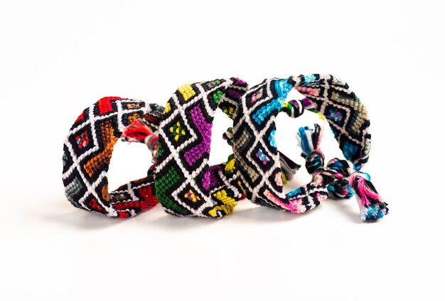 Bracelets d'amitié DIY tissés multicolores faits à la main à partir de fils brillants brodés avec des nœuds isolés
