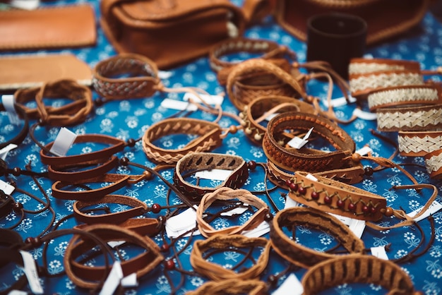 Bracelets en cuir au marché