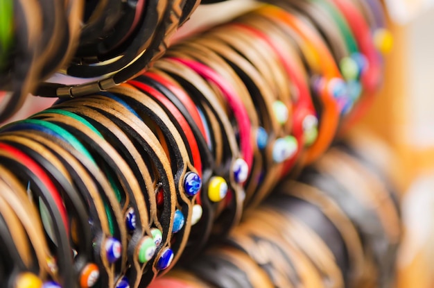 Bracelets en cuir au marché