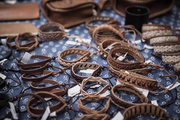 Bracelets en cuir au marché