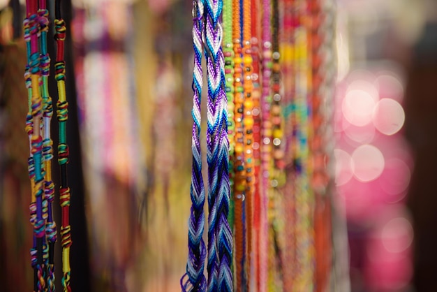 Bracelets faits à la main colorés et vifs sur le marché