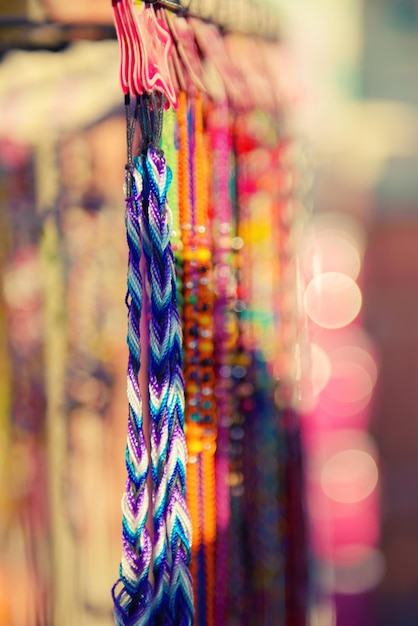 Bracelets faits à la main colorés et vifs sur le marché