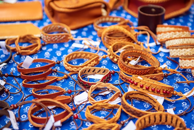 Bracelets souvenirs faits à la main en cuir sur le marché