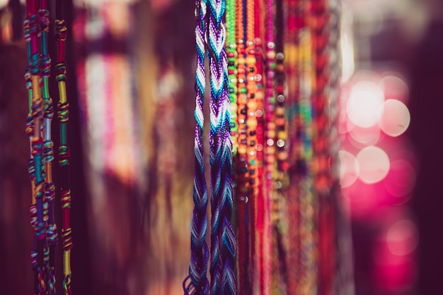 Bracelets tressés colorés