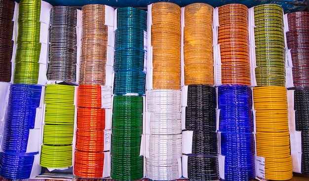 Les bracelets en verre multicolores à vendre peuvent être utilisés comme fond d'écran de texture de fond