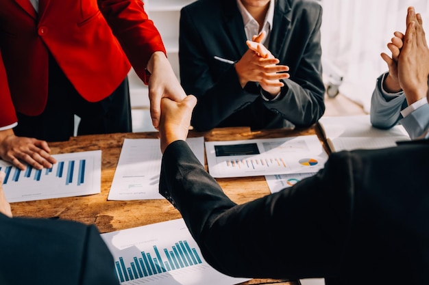 Brainstorming Collaboration et analyse de partenariat réussi par de jeunes entrepreneurs asiatiques travaillant dans un espace de travail de bureau