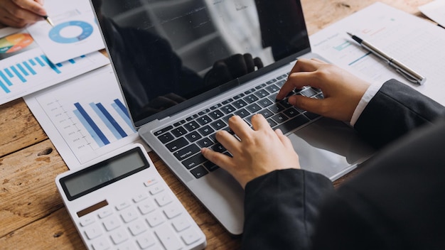 Brainstorming Collaboration et analyse de partenariat réussie par les jeunes entreprises asiatiques travaillant dans un espace de travail de bureau