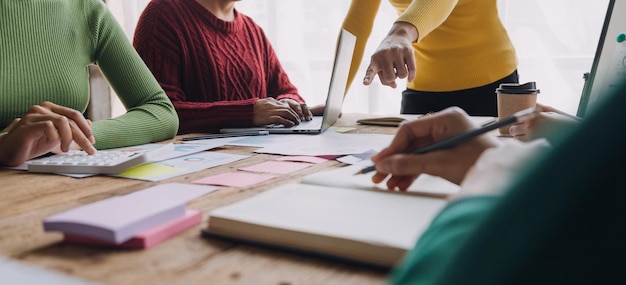 Photo brainstorming collaboration et analyse de partenariat réussie par les jeunes entreprises asiatiques travaillant dans un espace de travail de bureau