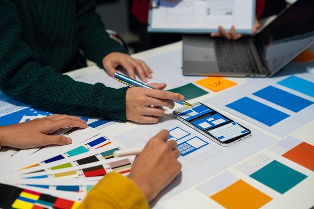 brainstorming du développeur et du concepteur et code couleur du concept d'expérience utilisateur
