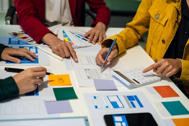 brainstorming du développeur et du concepteur et code couleur du concept d'expérience utilisateur