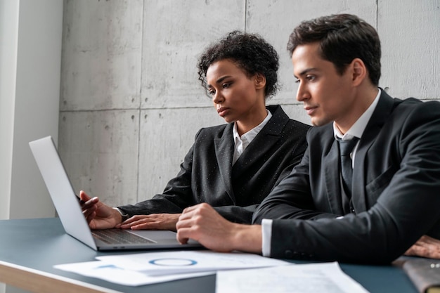 Brainstorming d'une équipe d'entreprise diversifiée au bureau