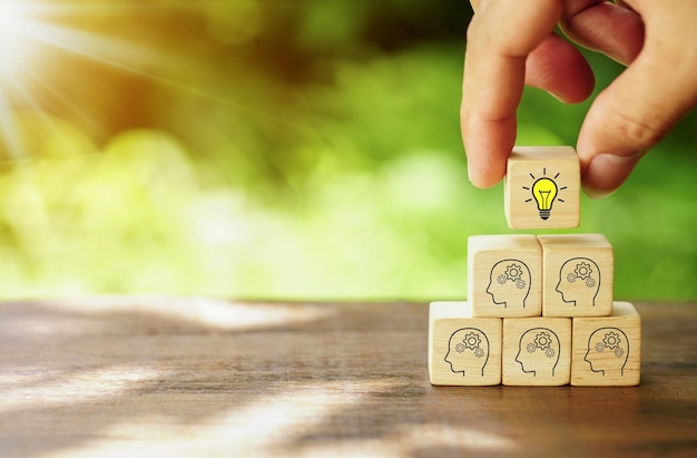 Brainstorming, idée créative ou concept d'idée innovante. Bloc cube en bois cueilli à la main