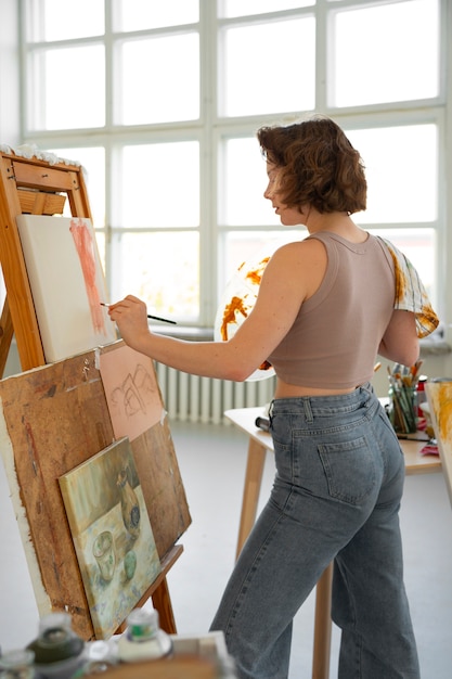 Photo braless femme travaillant à l'intérieur