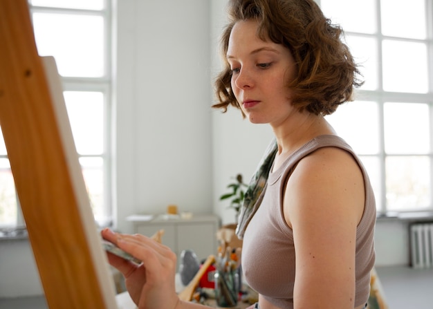 Braless femme travaillant à l'intérieur