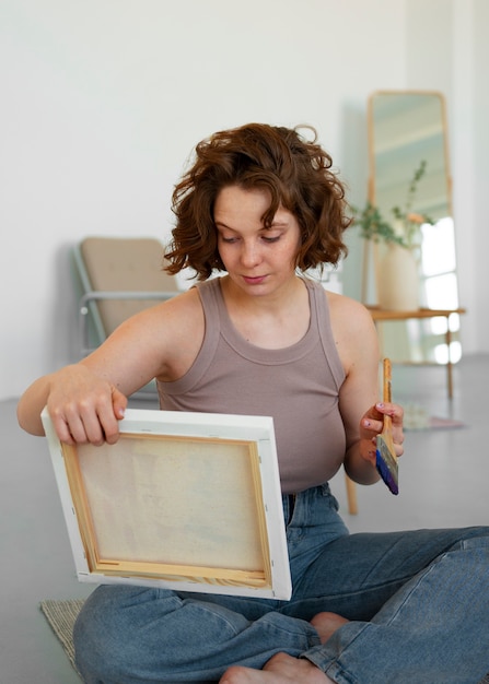 Photo braless femme travaillant à l'intérieur