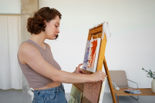 Braless femme travaillant à l'intérieur