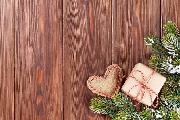 Branche d'arbre de Noël avec boîte-cadeau et jouet coeur