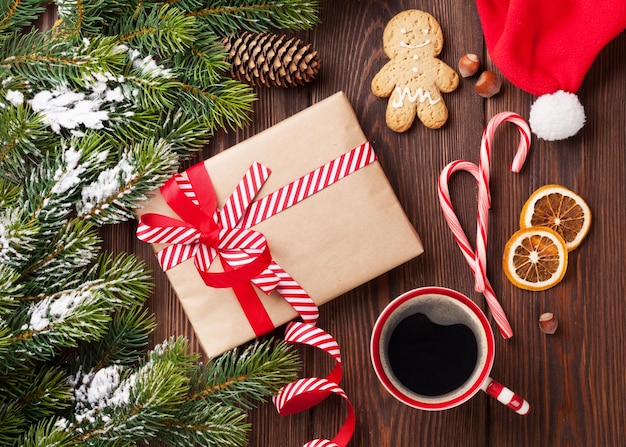 Branche d'arbre de Noël avec boîte de neige et cadeau