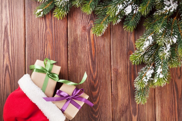 Branche d'arbre de Noël et bonnet de Noel avec coffrets cadeaux