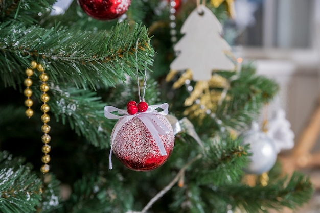 Branche d'arbre de Noël avec des boules colorées