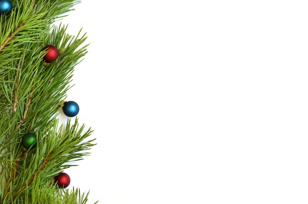 Branche d'arbre de Noël avec des boules sur fond blanc